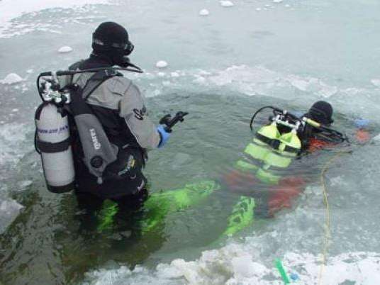 Eistauchen im Klöntalersee