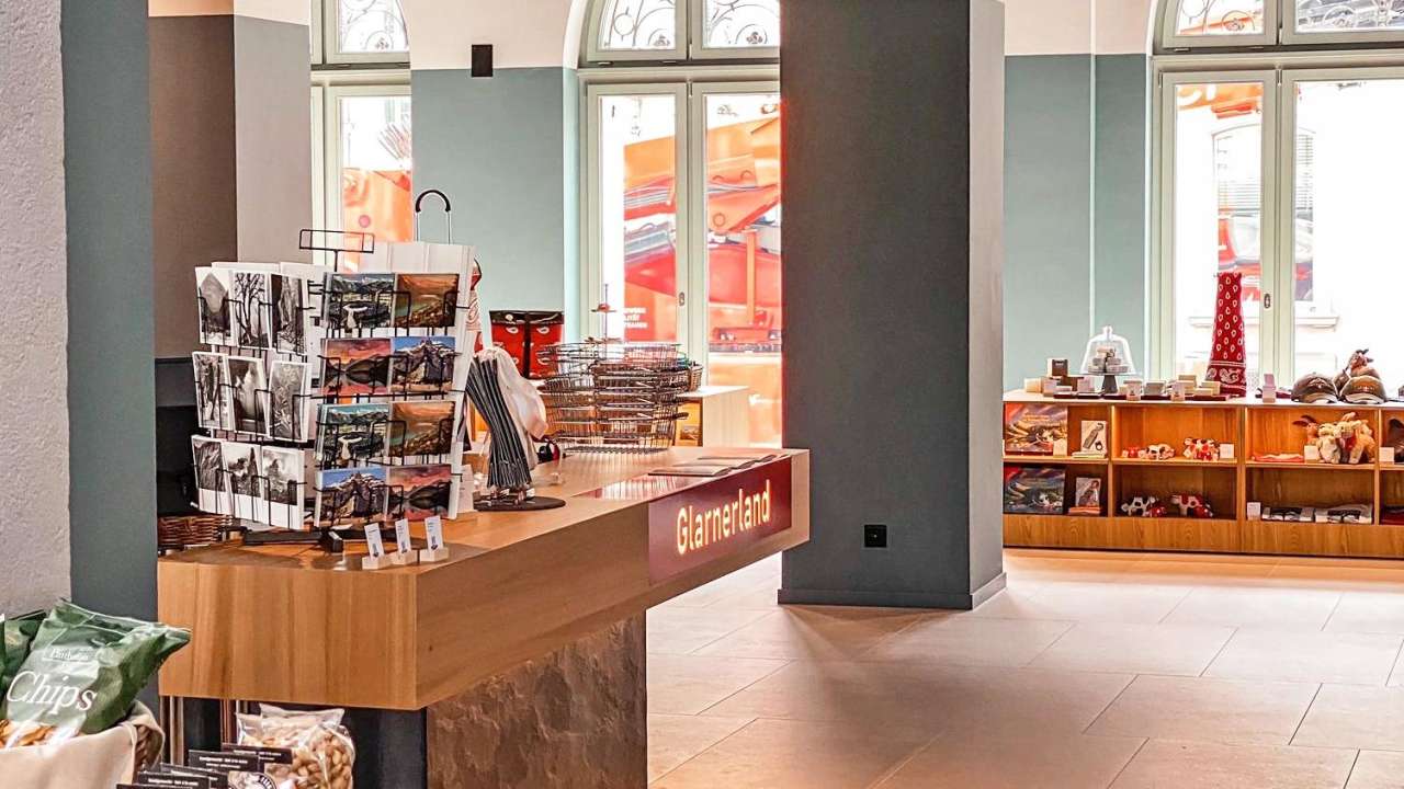 Gäste-Info mit Glarnerland-Shop Markthalle Glarus – VISIT Glarnerland AG